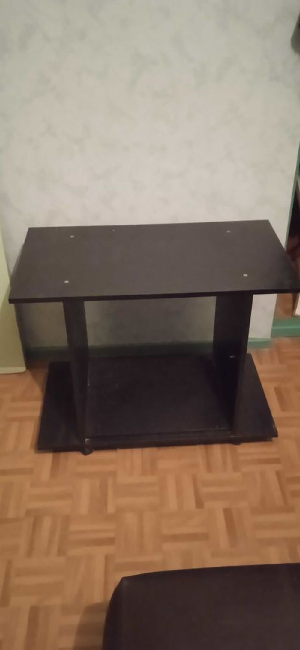 Table t&eacute;l&eacute;viseur noir sur roulettes occasion Dimensions longueur 75cm largeur40cm hauteur50cm Meubles