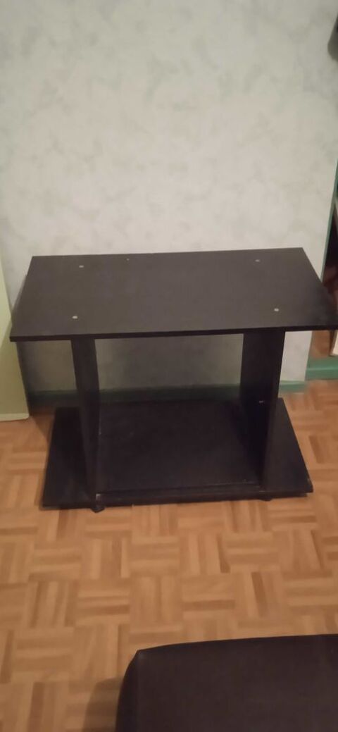 Table téléviseur noir sur roulettes occasion Dimensions longueur 75cm largeur40cm hauteur50cm 40 Wasselonne (67)