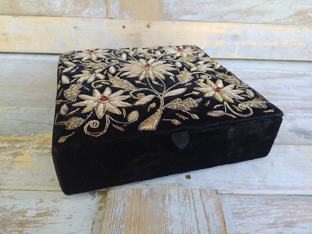 Ancienne Boite en Velours Noir et Broderie M&eacute;tal Mercerie
Décoration