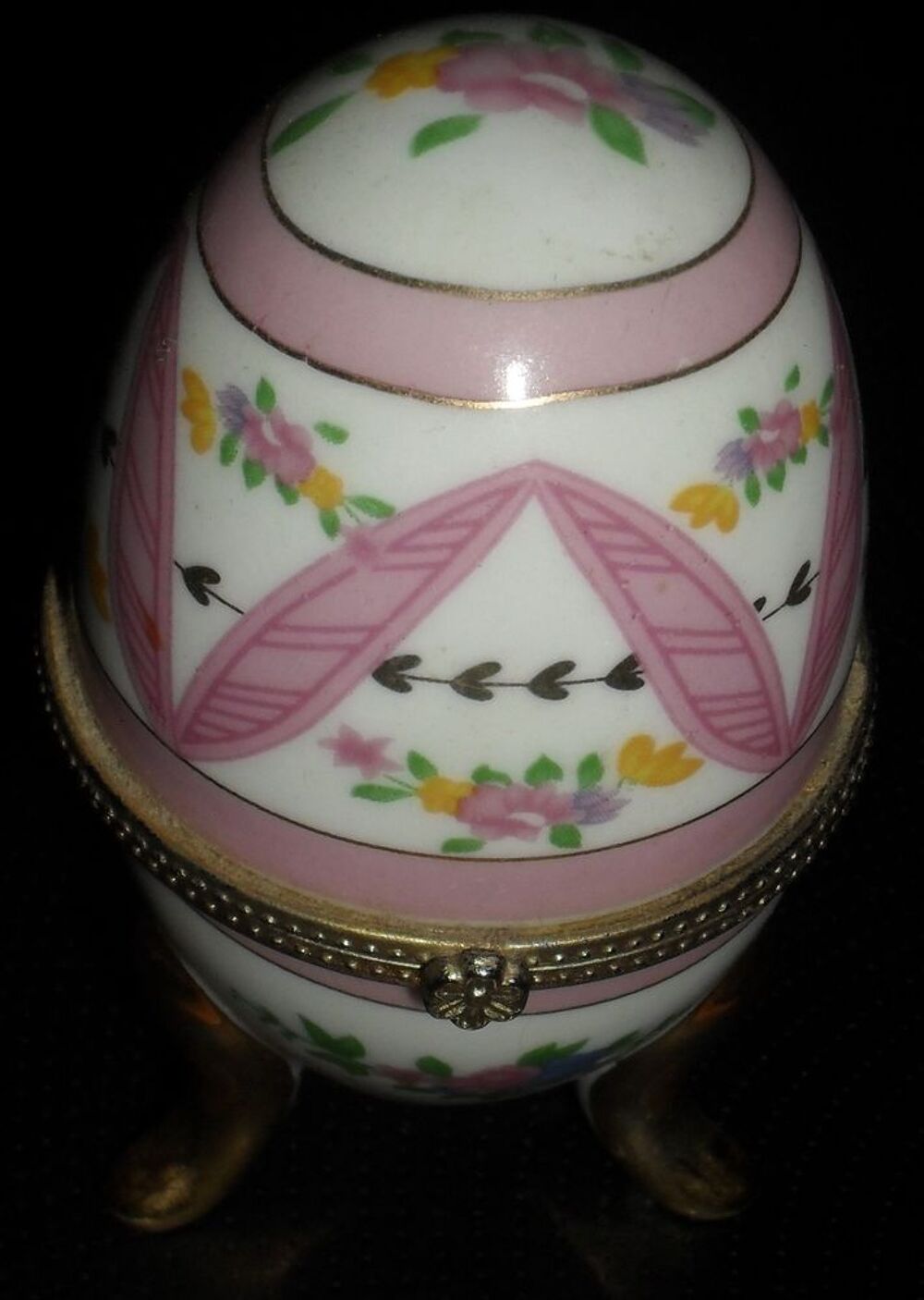 OEUF TRIPODE BOITE A BIJOUX, PILULES, PORCELAINE. Bijoux et montres