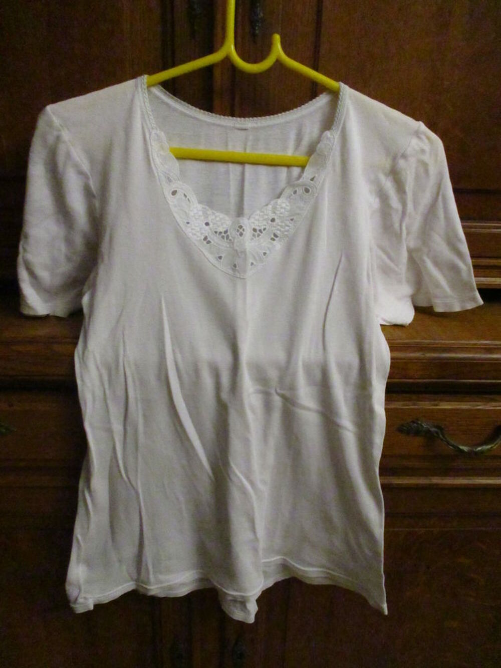 lingerie : 2 d&eacute;bardeurs et un T-shirt blanc dentelle / haut Vêtements