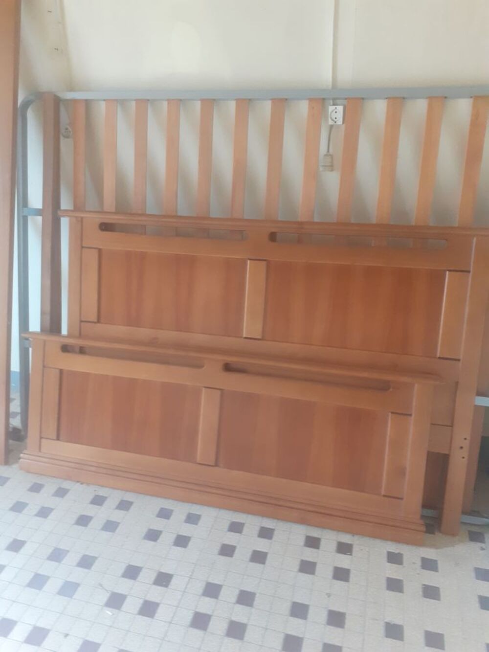 Table plus chaise
Lit 140 Meubles