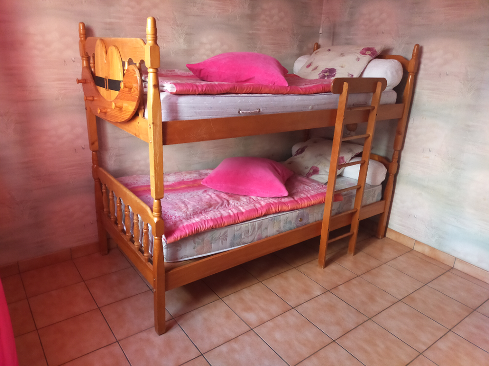 2 lits superposables avec &eacute;chelle et 1 matelas Meubles