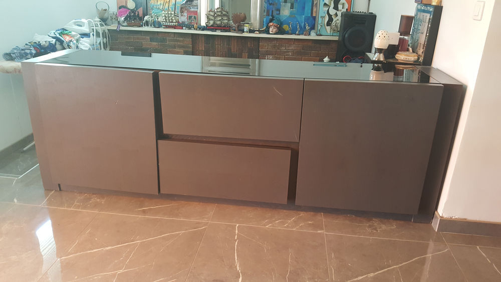 Buffet bois &amp; verre fum&eacute; Décoration