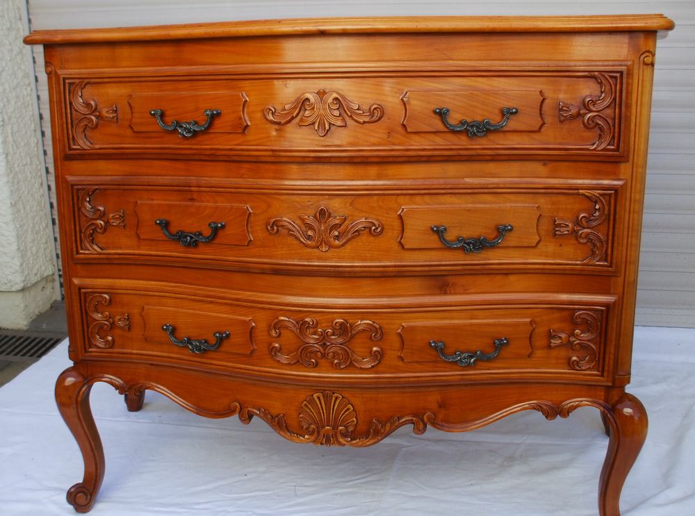 Commode de style Louis XV en merisier massif Meubles