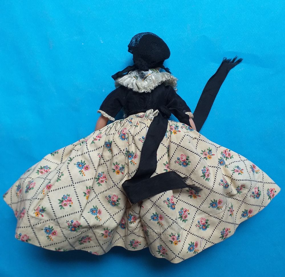 Poupee folklorique en costume traditionnel de PROVENCE 