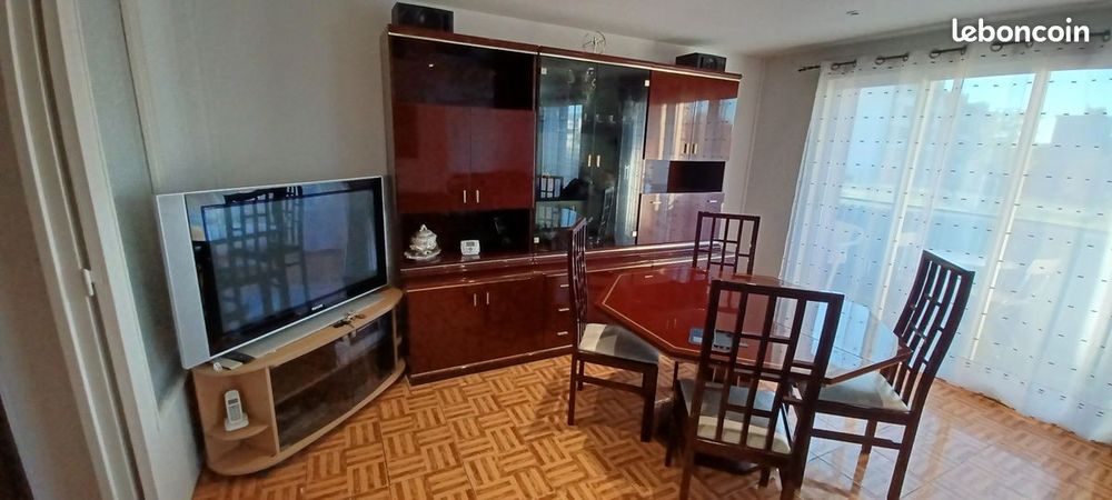 TABLE &amp; 4 CHAISES COULEUR BORDEAUX. Meubles