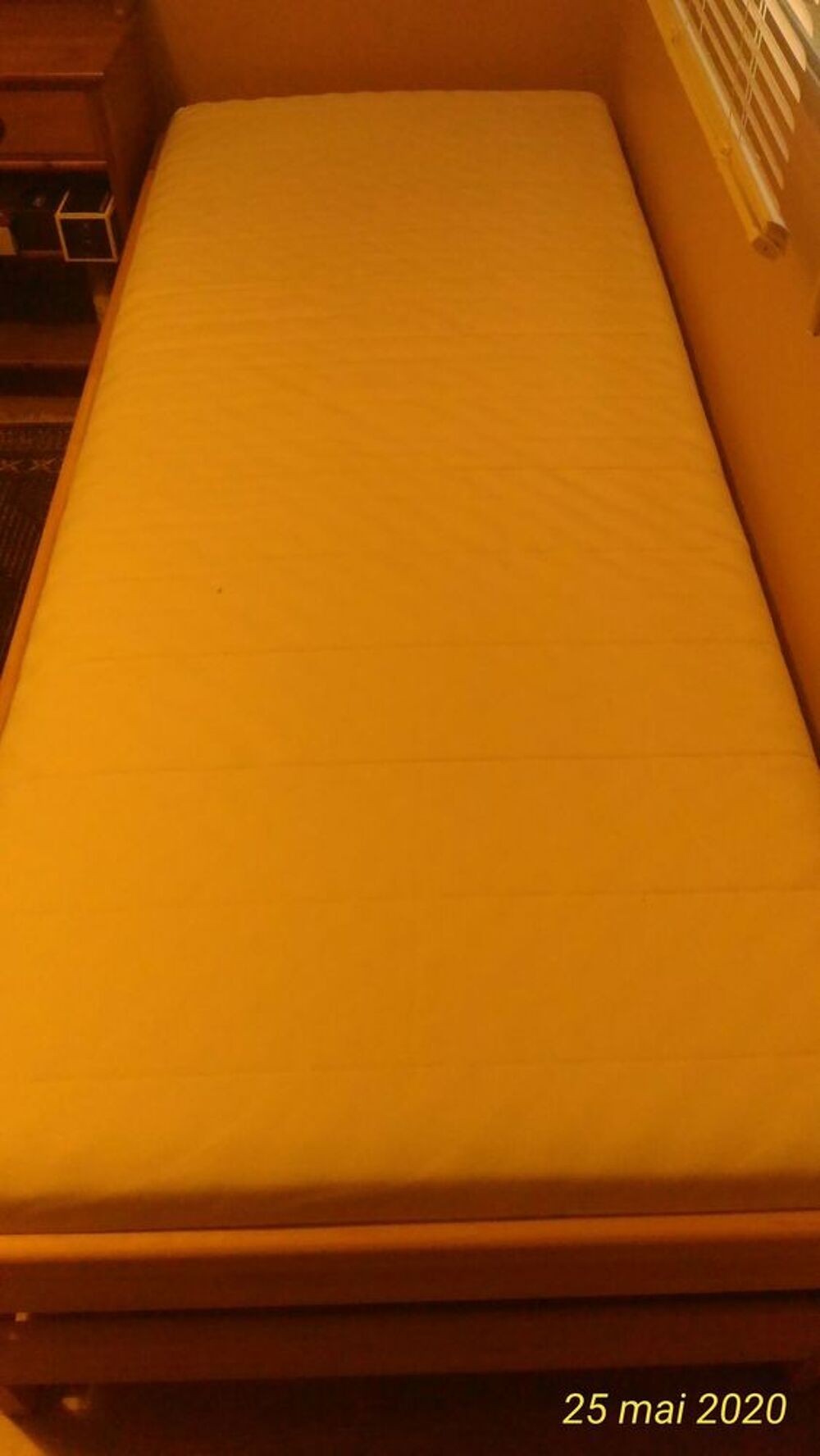 lit enfant avec matelas, et lit parapluie. Meubles