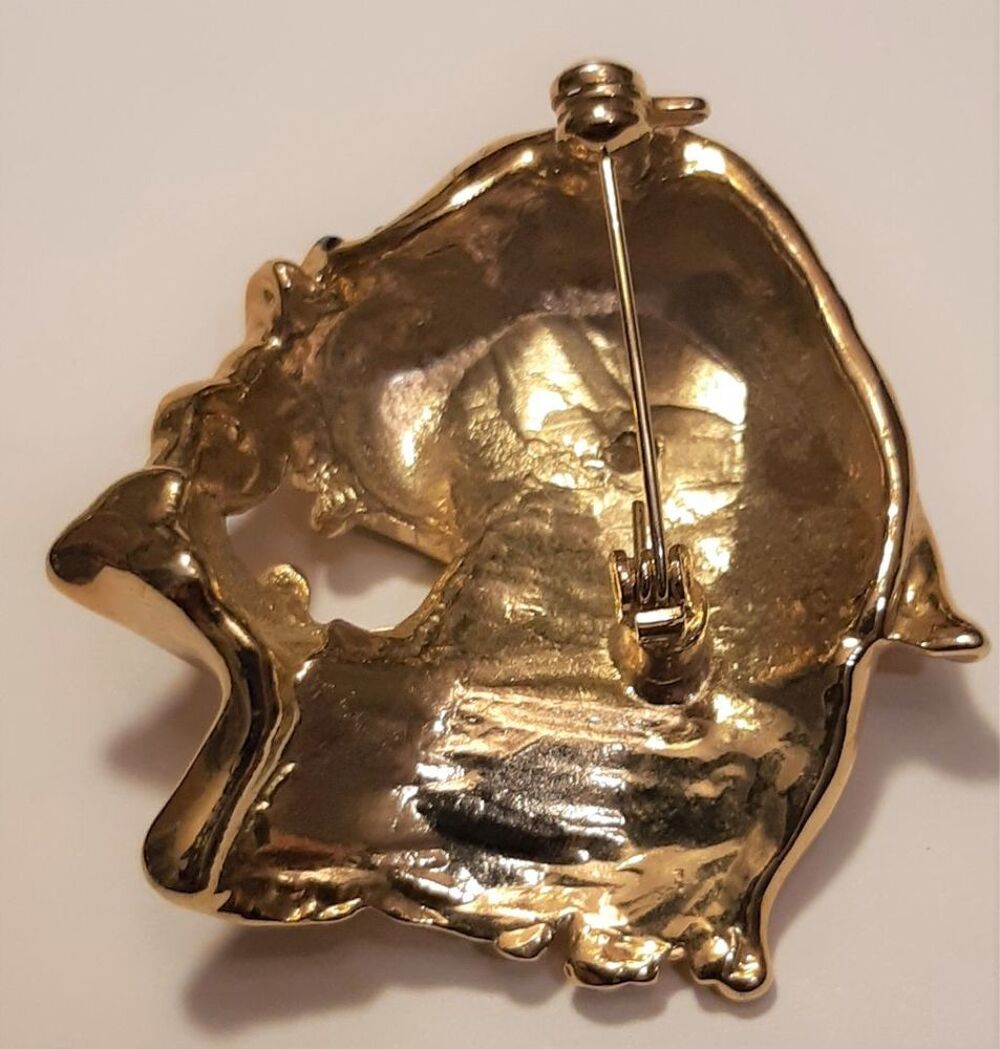 Broche t&ecirc;te de Panth&egrave;re mordant un strass Bijoux et montres