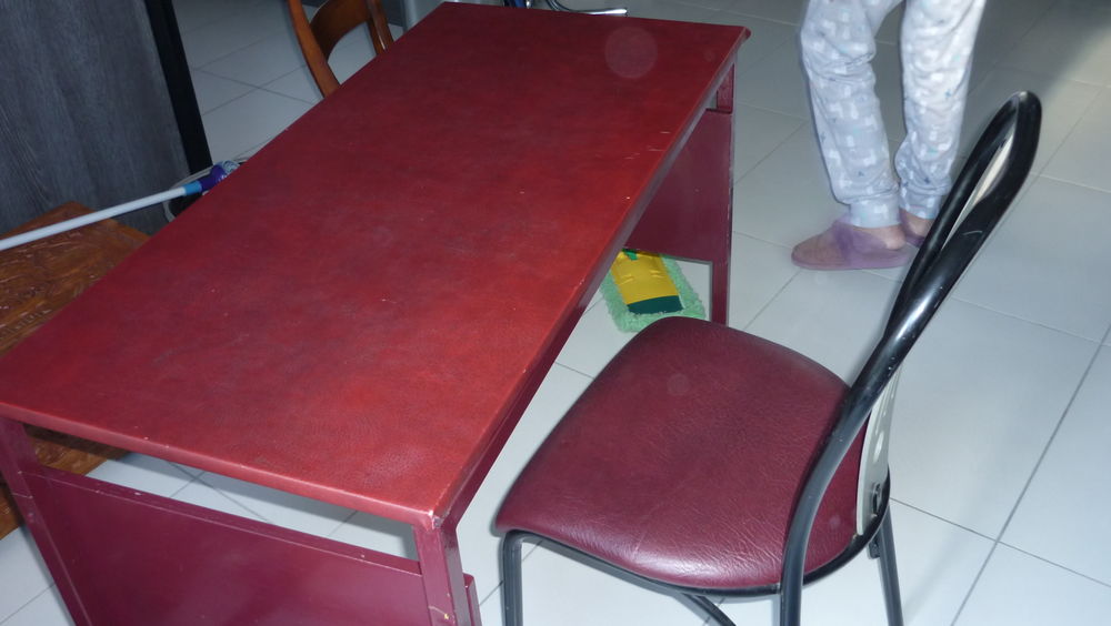 TABLE DE BUREAU AVEC CHAISE Meubles