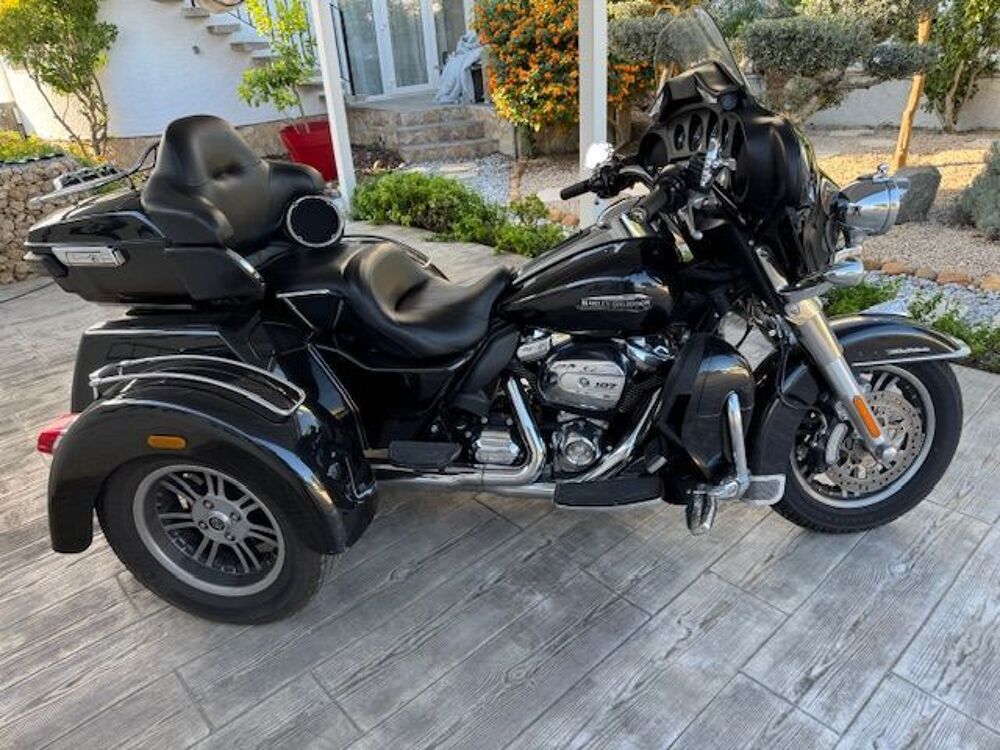 HARLEY-DAVIDSON 2017 occasion 30300 Jonqui&egrave;res-Saint-Vincent