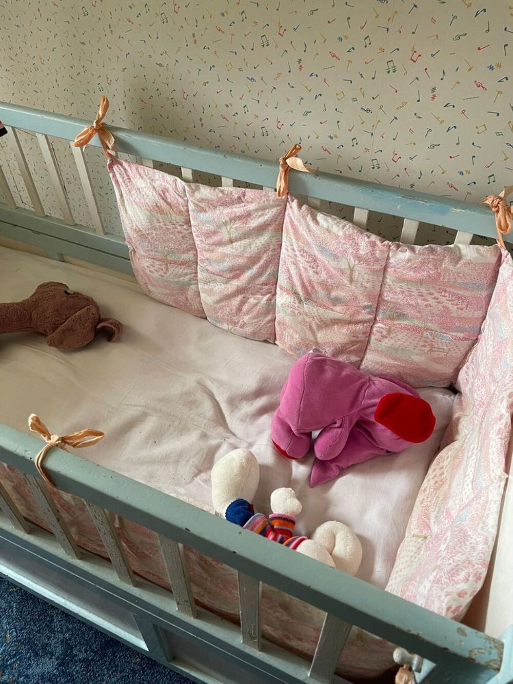 Lit de b&eacute;b&eacute; romantique en bois avec literie Mobilier enfants