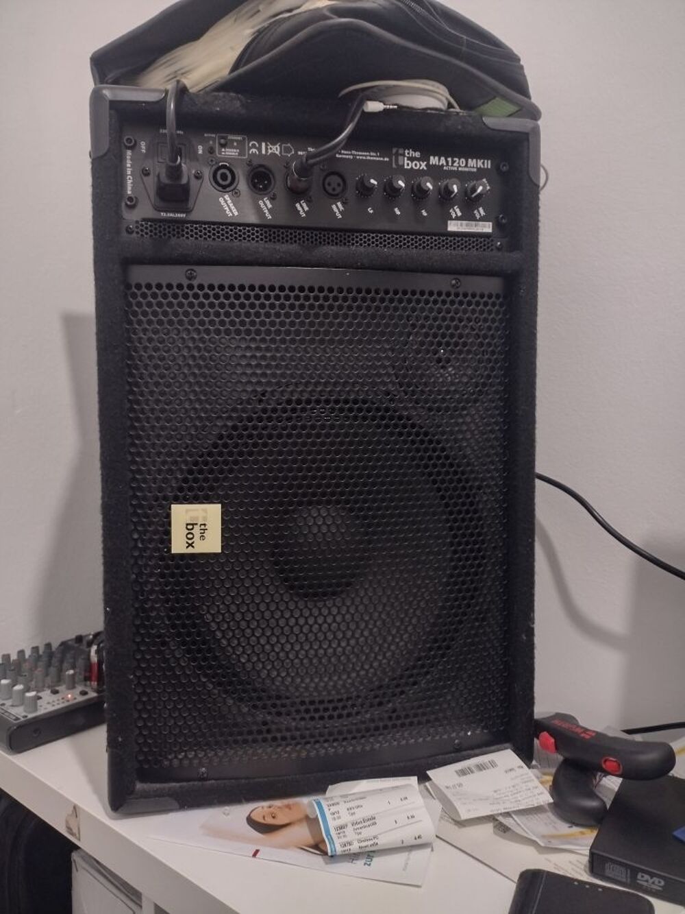 Une table de mixage et une enceinte amplifi&eacute;e Audio et hifi