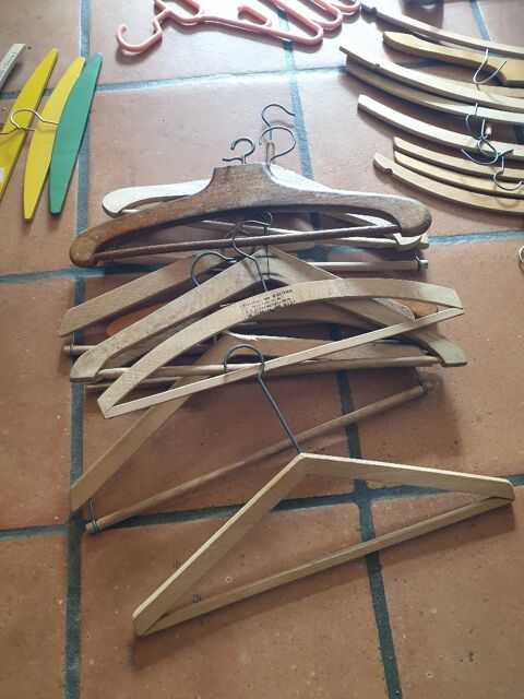 Lot de 30 cintres, plus 2 multi-cintres 20 Mouxy (73)