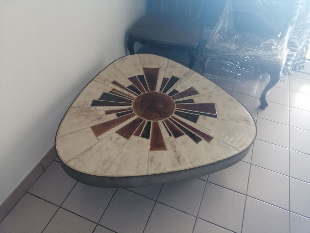 
Table basse triangulaire au plateau &agrave; d&eacute;cor soleil, Meubles