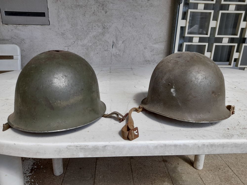 2 casques militaires. 