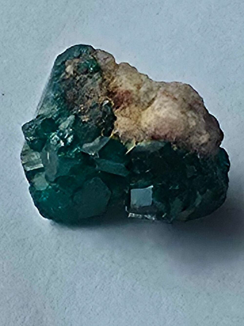 V&eacute;ritable cristal de Dioptase vert &eacute;meraude sur matrice (3g) 