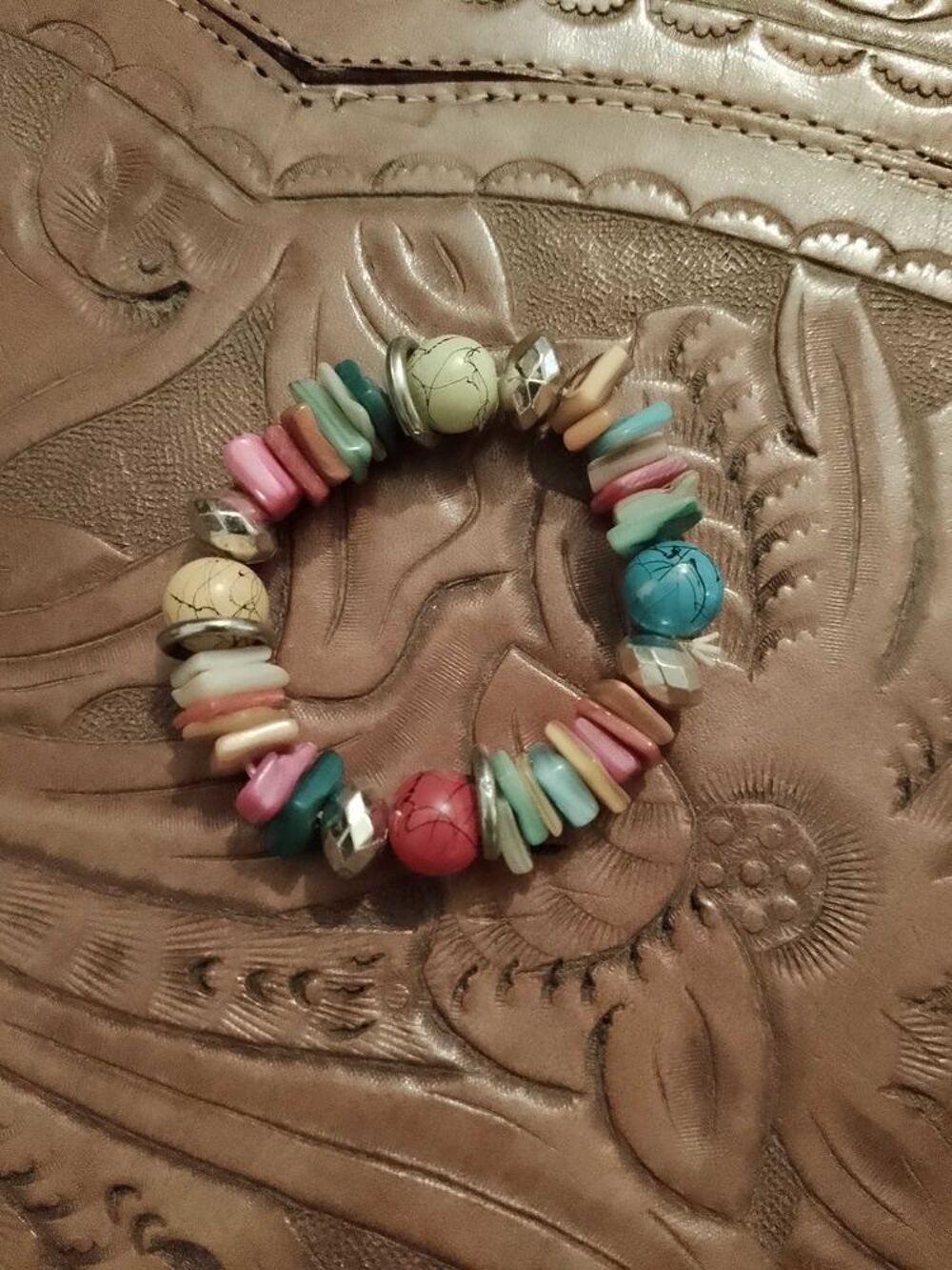 bracelet en perles de plastique et m&eacute;tal multicolore. Bijoux et montres