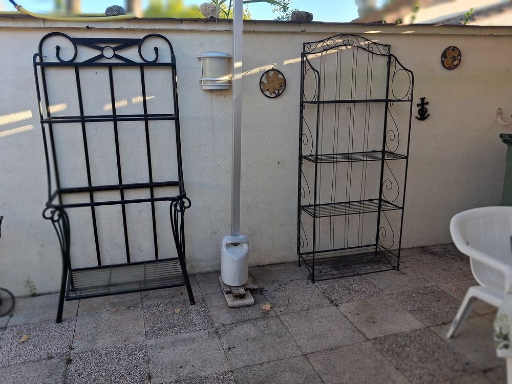 deux Etag&egrave;res de terrasse acier noir Décoration