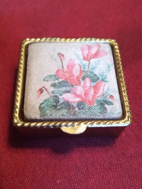 Boite pilule carrée en laiton avec des cyclamens 5 Avermes (03)