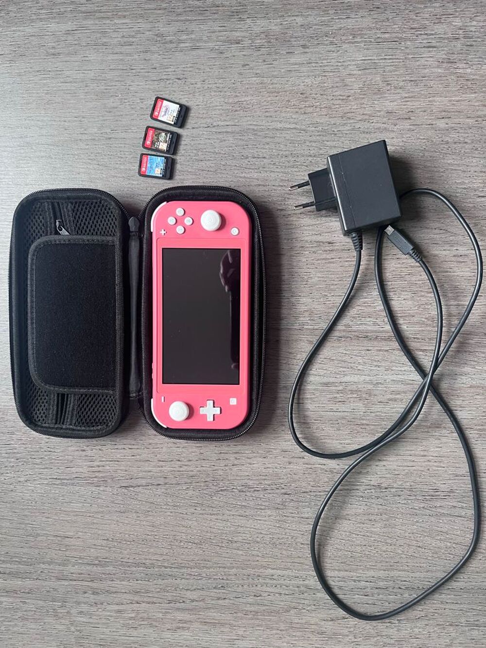 Nintendo Switch Lite �" Tr&egrave;s bon &eacute;tat + Etui + Chargeur + 3 jeux d&eacute;mat&eacute;rialis&eacute;s Consoles et jeux vid�os