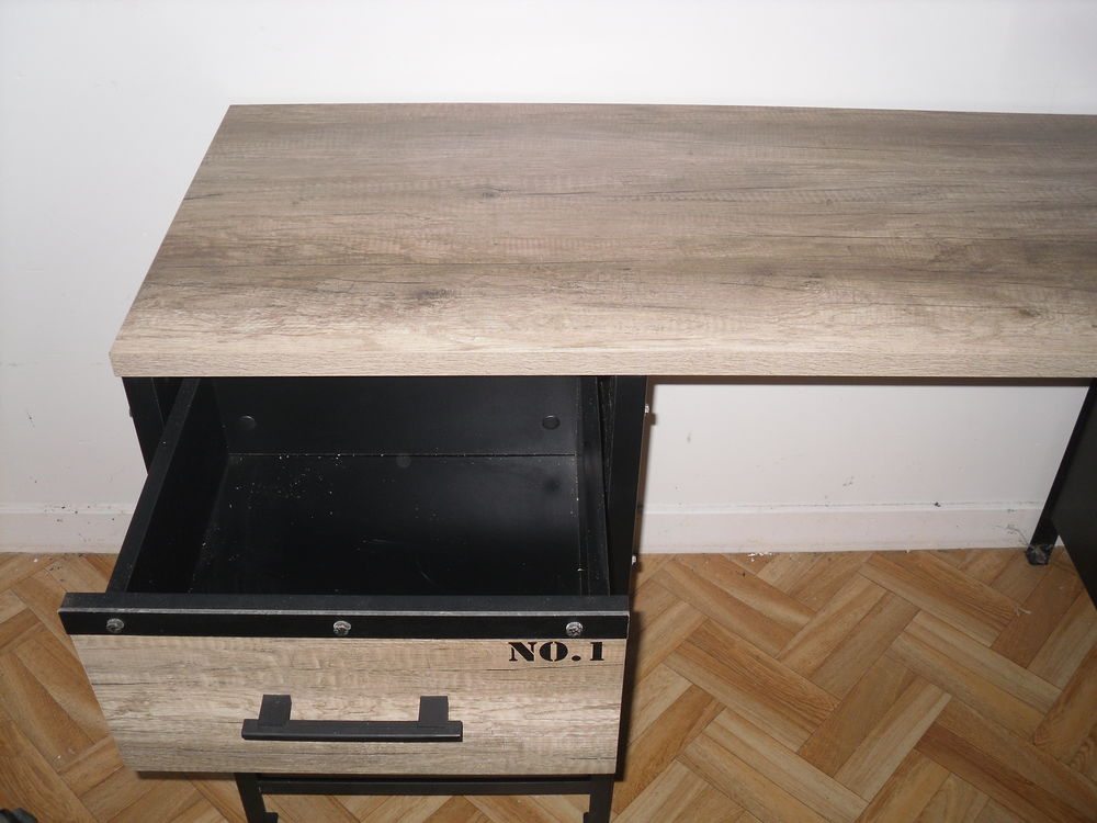 BUREAU COLLEGE AVEC TIROIRS
Meubles