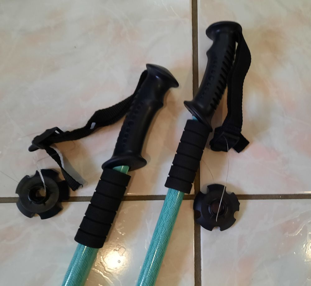 Lot de 2 batons de marche nordic - batons de randonn&eacute;es neuf Sports