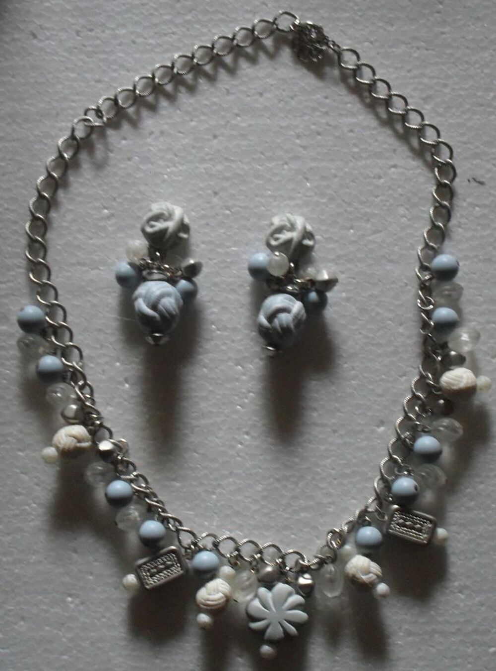 Parure collier et boucles d'oreilles &agrave; clip Bijoux et montres