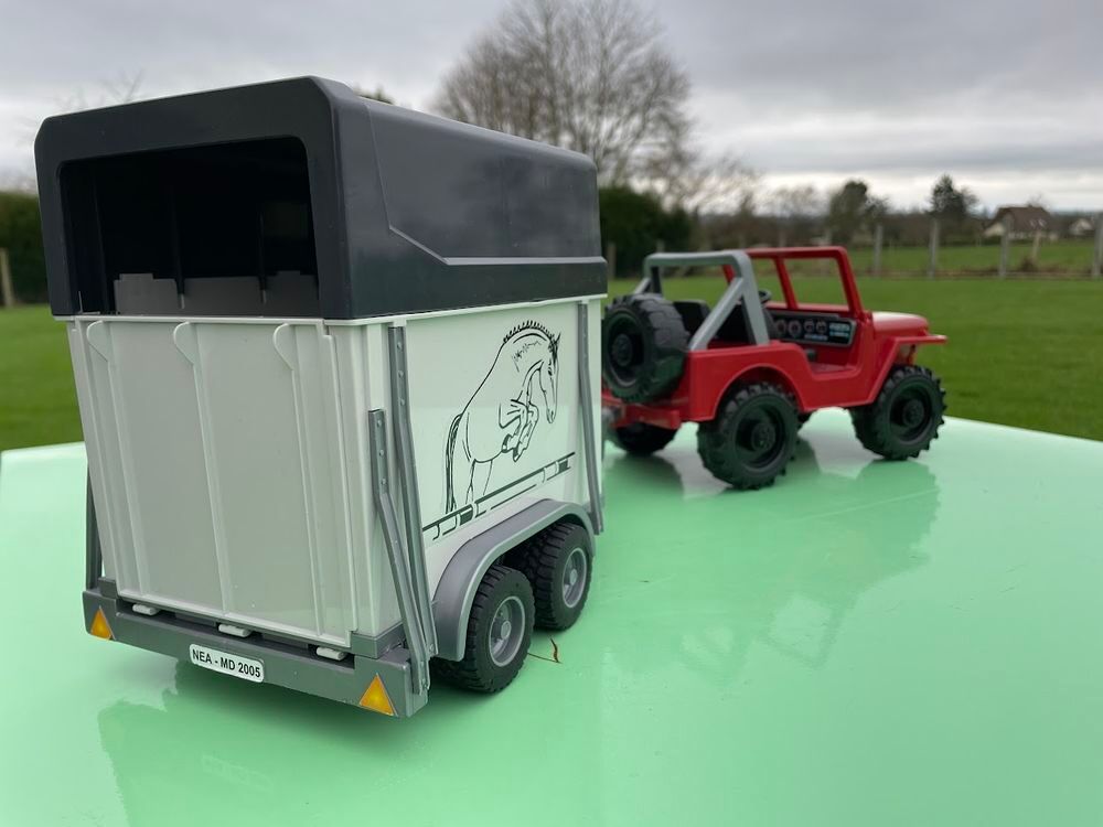 Jeep avec une remorque &agrave; chevaux (Van) Bruder Jeux / jouets