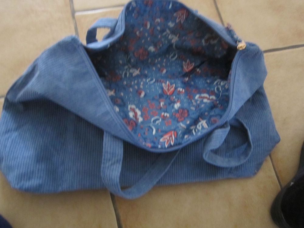Un sac rev&ecirc;tu de velours bleu clair soutenu Maroquinerie