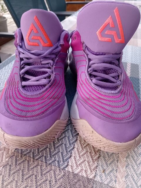 Basket nike gianis violette et rose  très confortable 70 Montbrison (42)