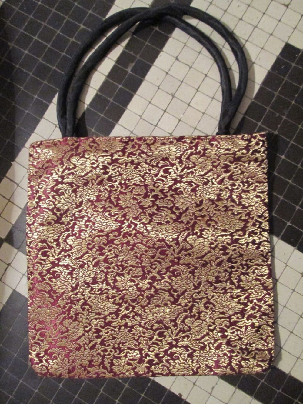 Sac &agrave; main en soie vert or et rouge motifs asiatiques Maroquinerie