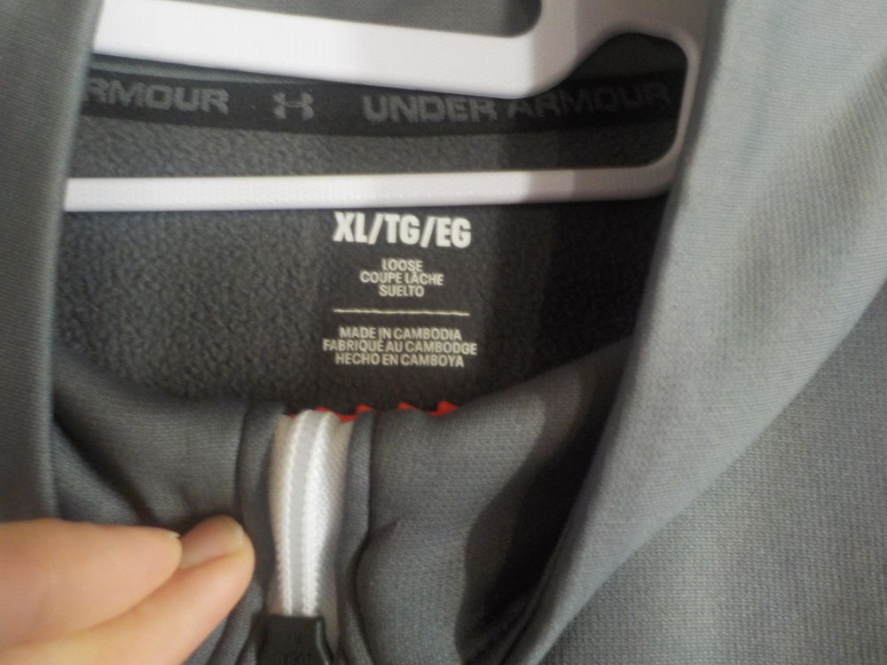 SWEAT GRIS ANTHRACITE UNDER ARMOUR TAILLE XL Vêtements