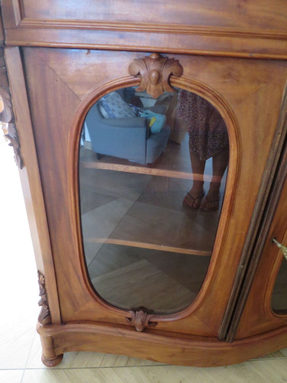 Buffet bas -Vitrine-Fa&ccedil;ade galb&eacute;e- Bois sculpt&eacute;-2 portes Meubles