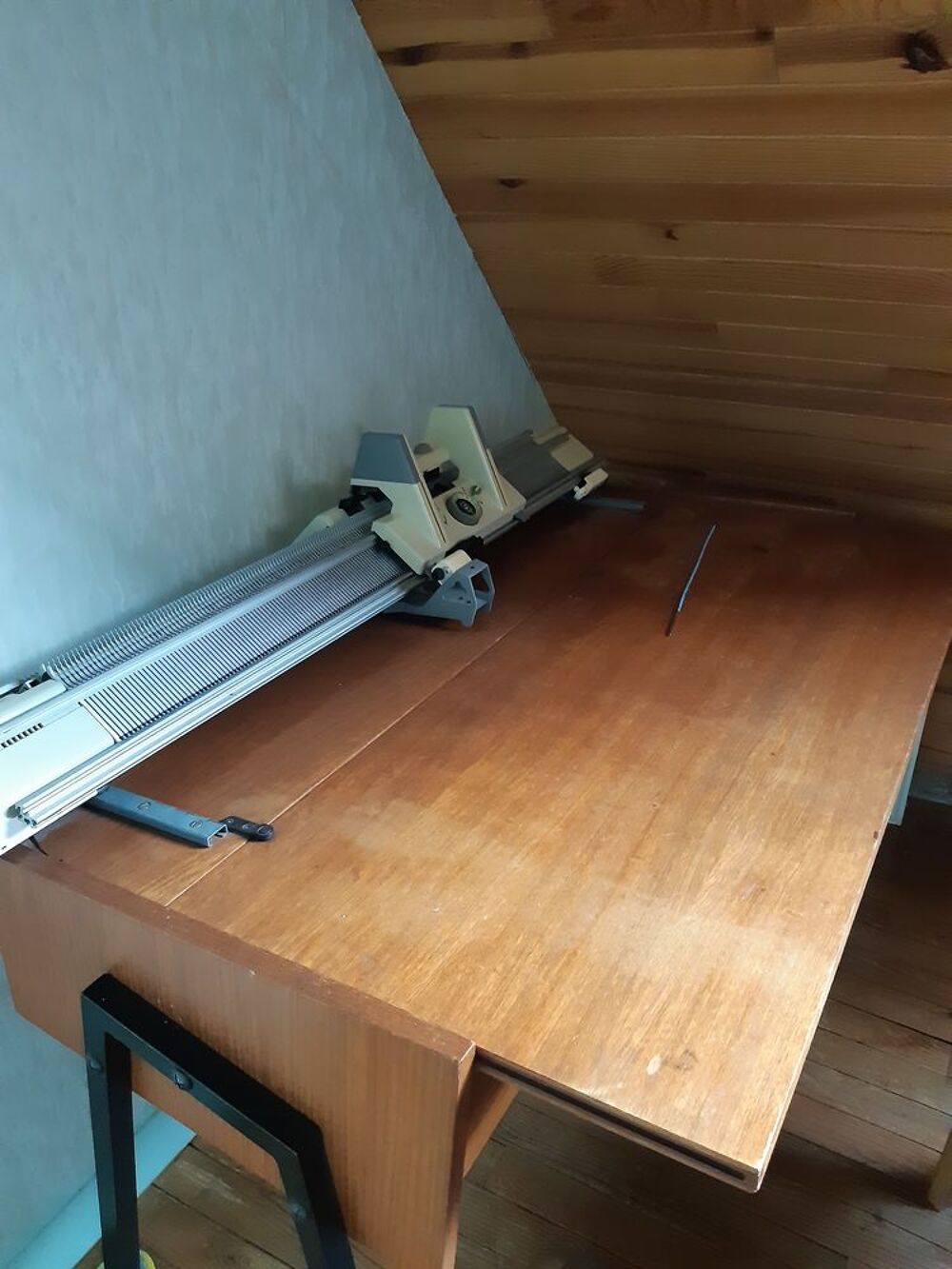 Machine &agrave; tricoter avec meuble Meubles