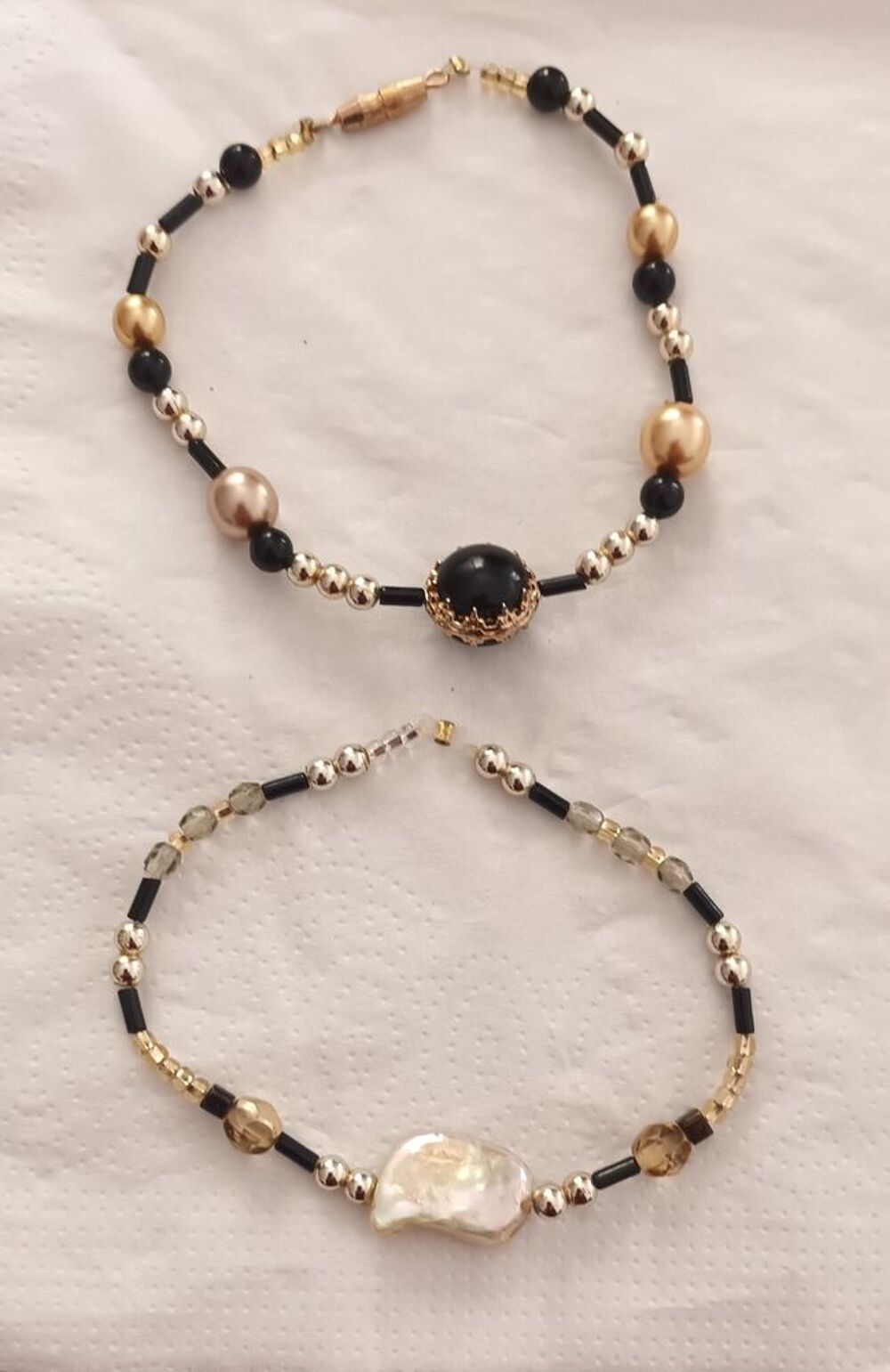 2 bracelets Bijoux et montres
