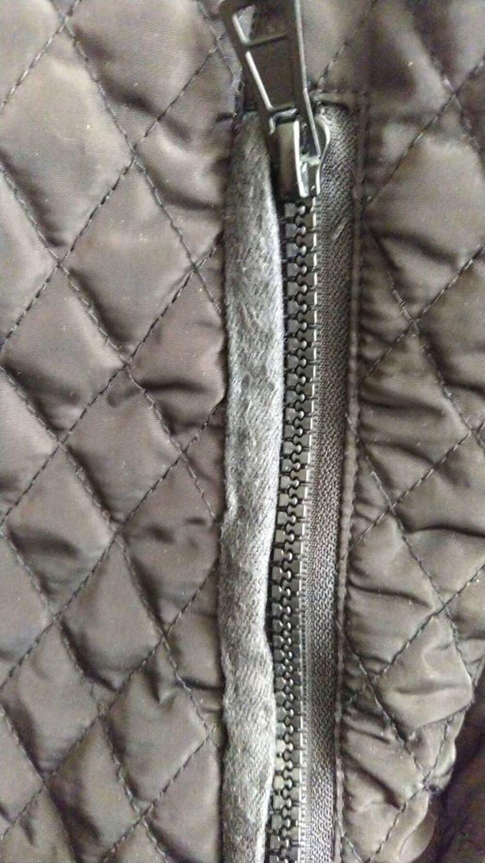 Veste noir matelass&eacute;e l&eacute;g&egrave;re et concfortable en bon &eacute;tat Vêtements
