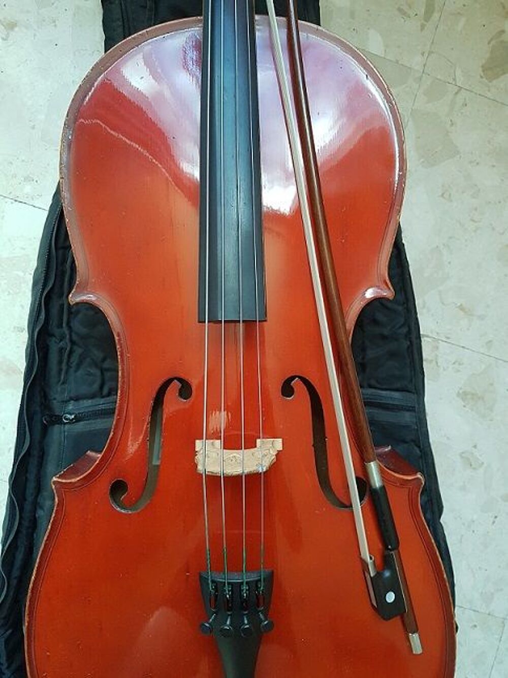 Vends violoncelle 1/2 SUZUKI tr&egrave;s bon &eacute;tat enti&egrave;rement r&eacute;vis&eacute;
Instruments de musique