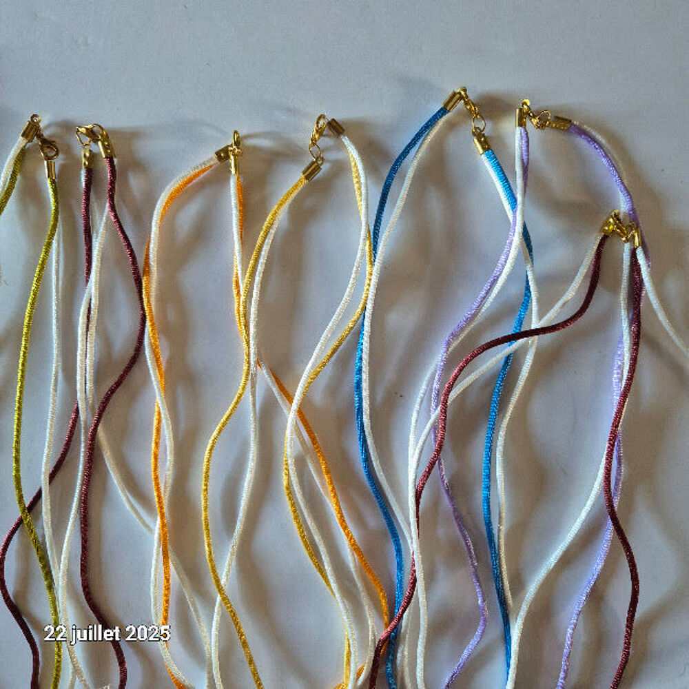 Lot de 19 colliers imitation corde, ou double, en satin avec Bijoux et montres