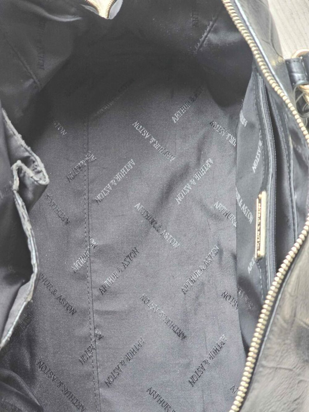 sac &agrave; main en cuir noir. Marque Arthur et Aston Neuve. Maroquinerie