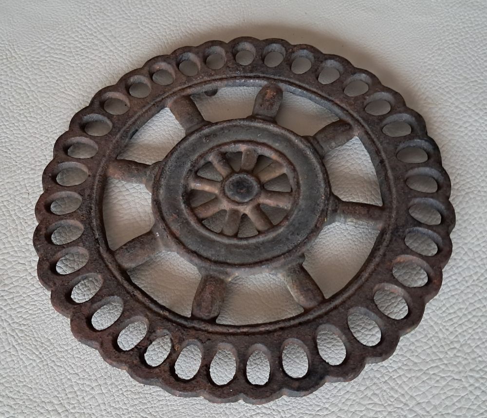 ancien petit dessous de plat en fonte barre de navigation Décoration