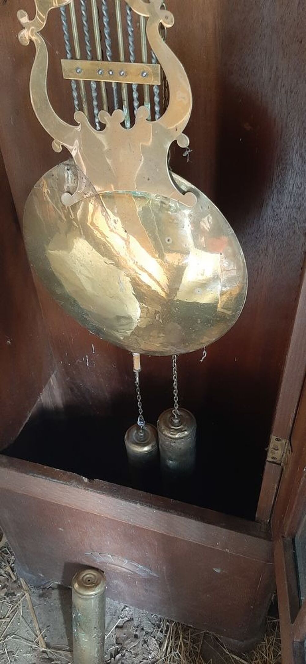 Pendule &agrave; balancier et poids en cuivre 
