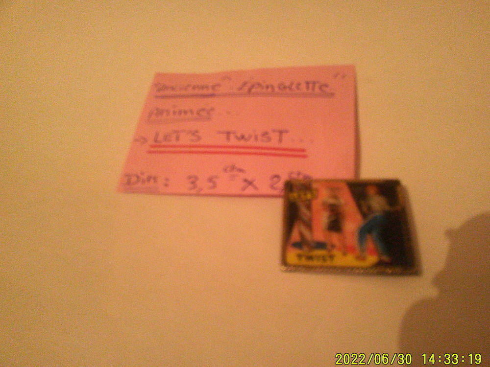Ancienne Epinglette .." anim&eacute;e "". LET'S TWIST .. 