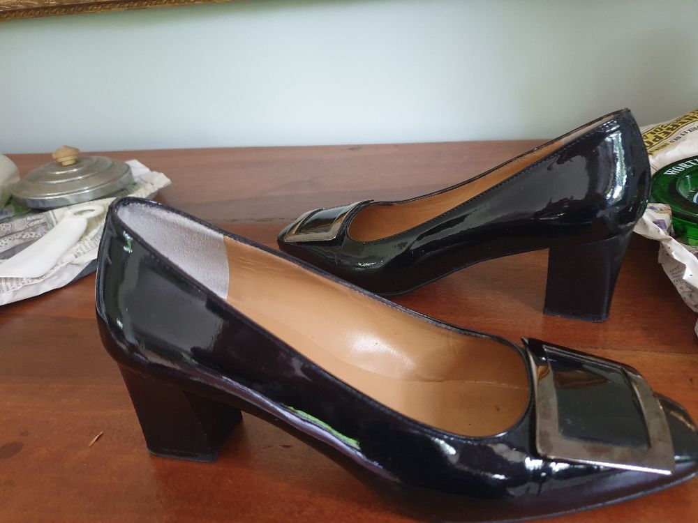 Escarpins noirs tout en cuir vernis &agrave; talon &eacute;pais Chaussures
