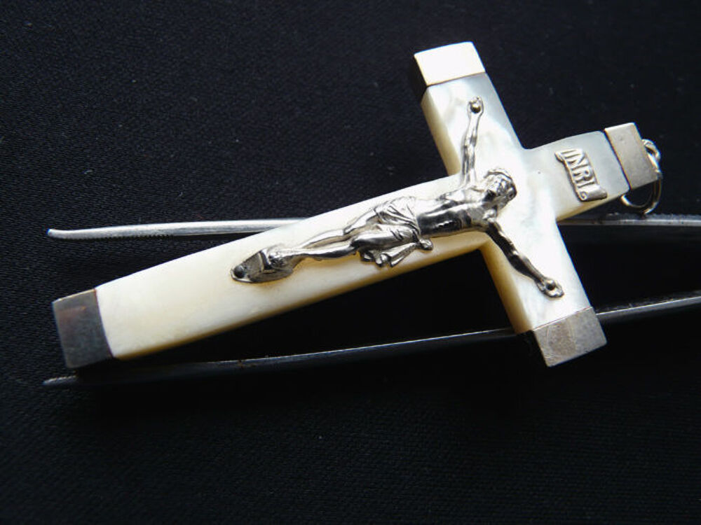 Pendentif Croix-Crucifix en Nacre et Argent ann&eacute;es 1900-1910 Bijoux et montres