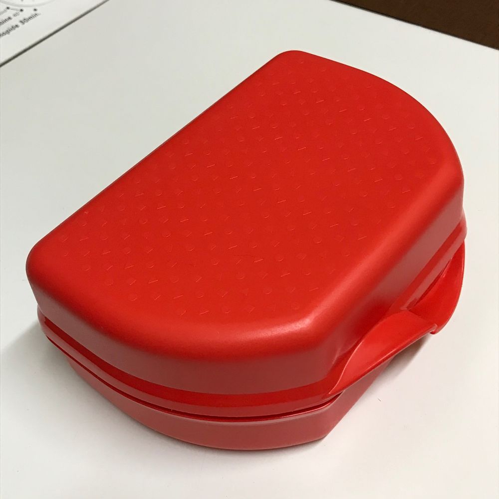 Bo&icirc;te Rouge Demi Lune Tupperware Cuisine