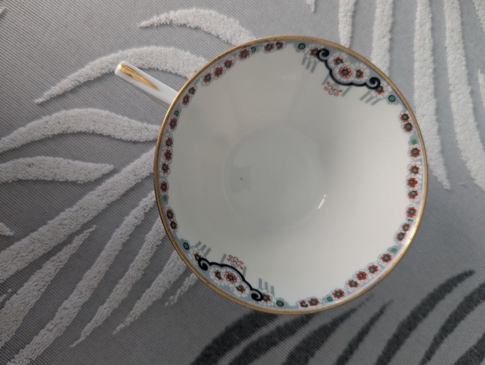 Service &agrave; th&eacute; et soucoupe avec &agrave; l'int&eacute;rieur une d&eacute;coration. Cuisine