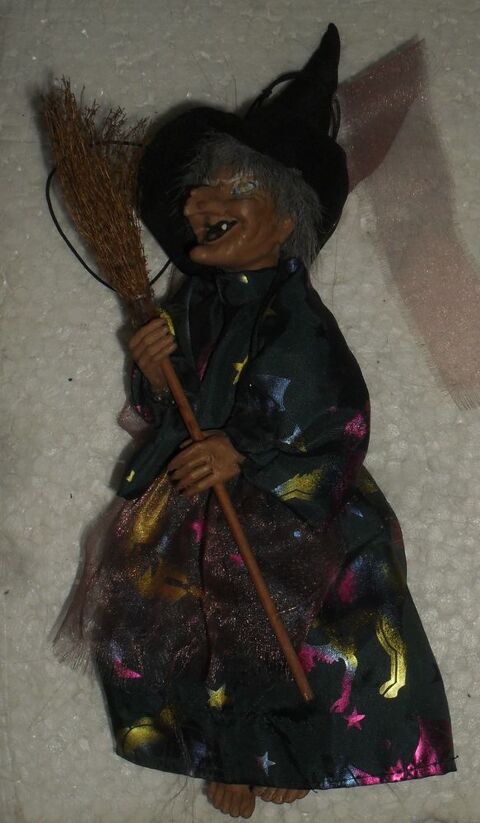 Trs originale Sorcire au balai  suspendre. 20 Montreuil (93)