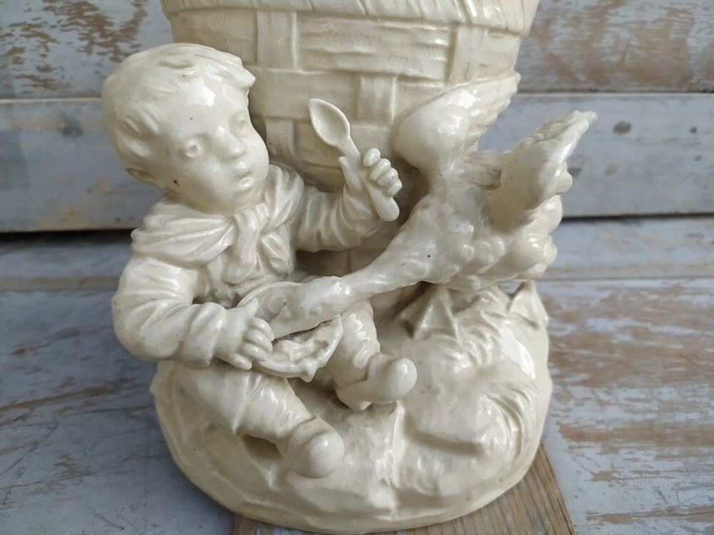 Ancien Vase Fa&iuml;ence Blanche Oie Volant le Gouter d'un Enfant Décoration