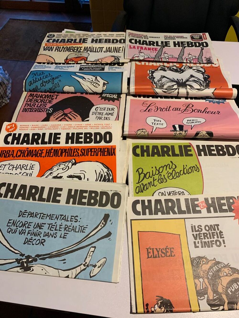 Num&eacute;ros anciens du canard Encha&icirc;n&eacute; et Charlie Hebdo. 
